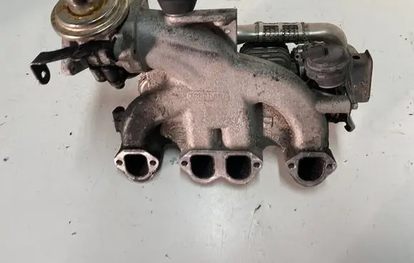 Volkswagen Golf V Intake manifold 038131513AD