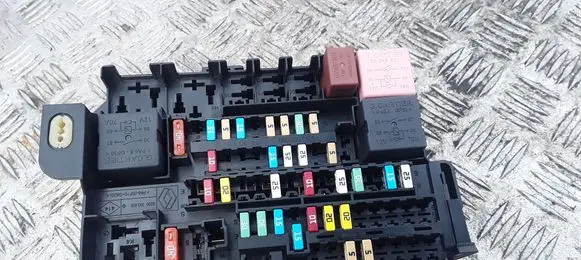 Renault Laguna III Fuse module 8200393836