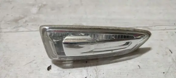 Front fender indicator light