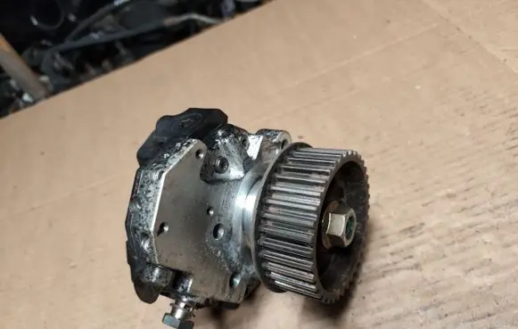 Jeep Cherokee III KJ Fuel injection high pressure pump