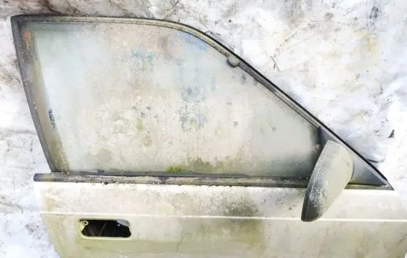 Mazda 626 Front door sidabrines