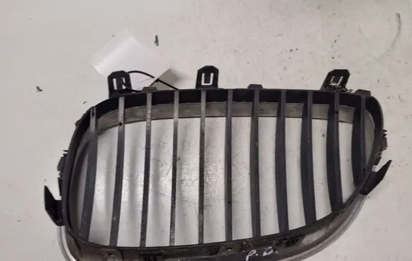 BMW 5 E60 E61 Front bumper upper radiator grill 51137027062A