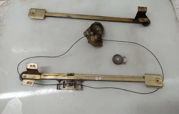 Moskvich 2140 Front door manual window regulator