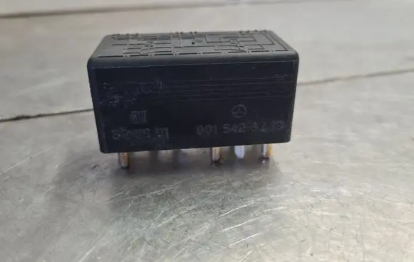 Mercedes-Benz S W140 Coolant fan relay 0015428219