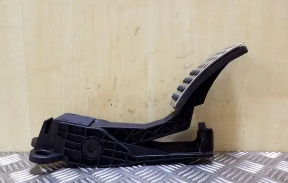 Accelerator throttle pedal