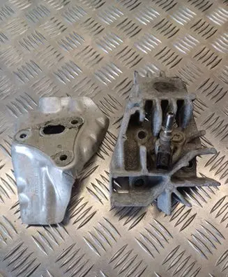 Renault Clio IV Fuel Injector clamp holder 8200771226 8200769153 8200748440B