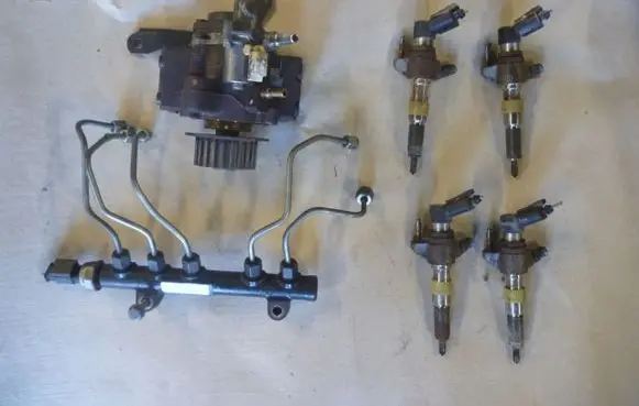 Volvo V40 Fuel injection high pressure pump 9802448680