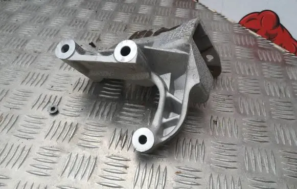 Volvo XC90 Engine mounting bracket 31430490