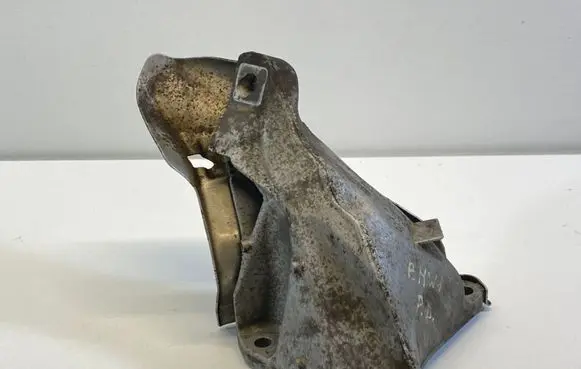 BMW 1 E81 E87 Engine mounting bracket 6764574