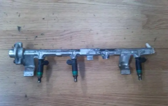 Ford Focus Fuel main line pipe 9h487 4365q03655