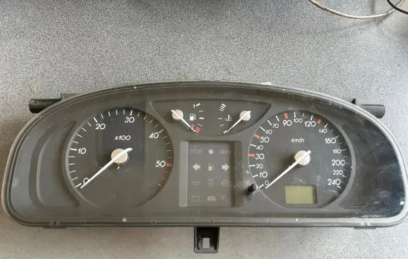 Renault Laguna II Speedometer (instrument cluster) 8200218863 501018550077 7N0X2HC2