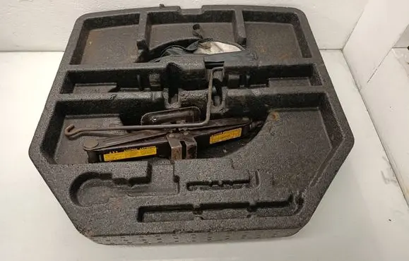 Toyota Avensis T270 Spare wheel section trim 