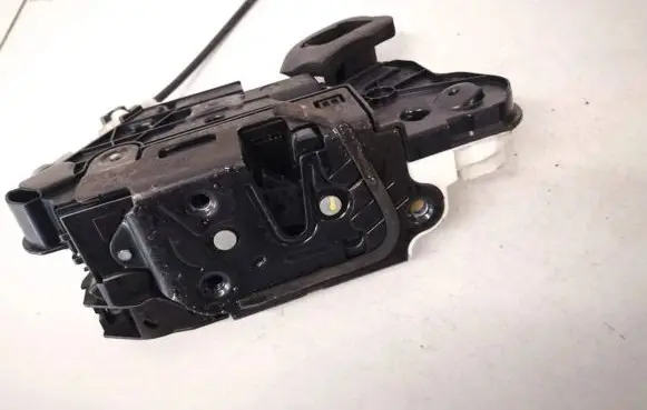 Volkswagen Jetta VI Front door lock 5k2837016d
