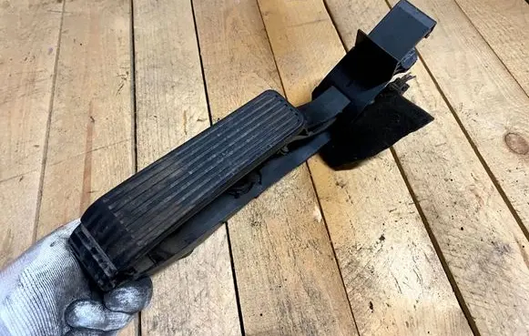 Mercedes-Benz E W211 Accelerator throttle pedal a2113000404 2113000404