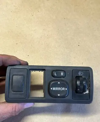 Toyota Corolla Verso AR10 Wing mirror switch 183574