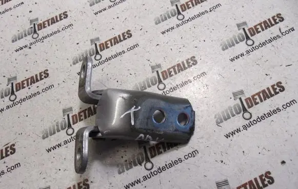 Toyota Avensis T270 Front door upper hinge