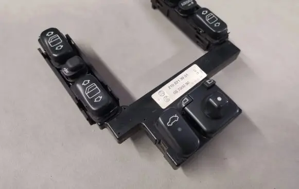 Mercedes-Benz E W210 Electric window control switch 2108213951 03750030