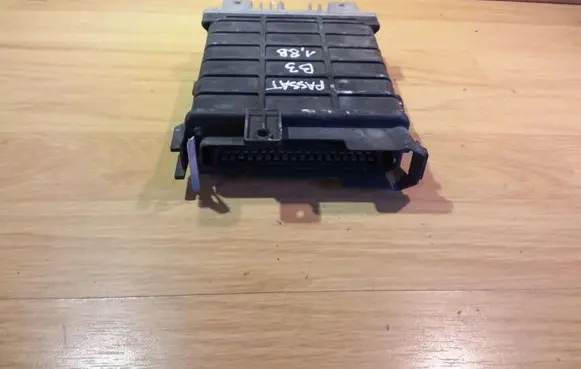 Volkswagen PASSAT B3 Engine control unit/module 0261200261 443907311B