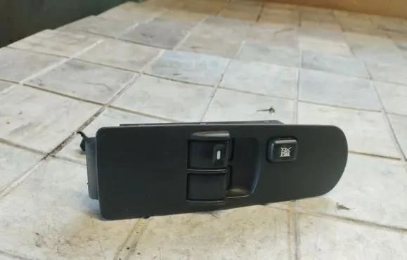Mitsubishi Colt Electric window control switch MR587959
