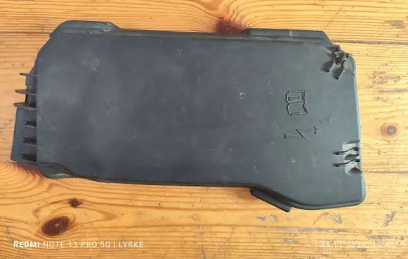Mercedes-Benz C AMG W204 Fuse box cover A2045400182