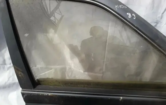 Peugeot 405 Front door window glass four-door
