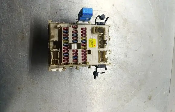 Nissan Primera Fuse module 24350av700