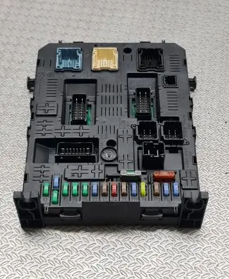 Peugeot 3008 I Fuse module 281164872