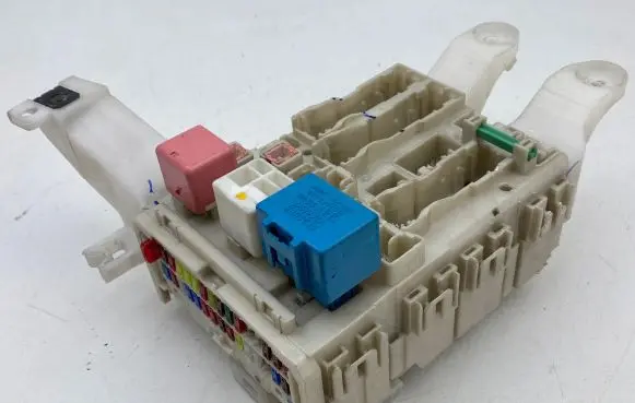 Toyota Verso Fuse module 827300F051 827300F051C 157310G22