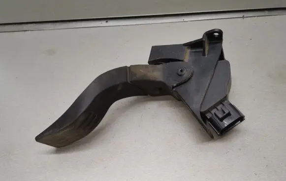Ford Focus Accelerator throttle pedal 98AB9F836AE
