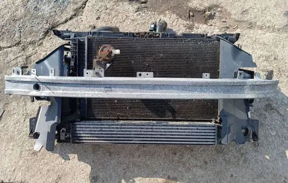 Renault Megane III Radiator support slam panel