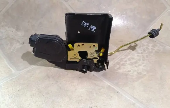 KIA Opirus Front door lock
