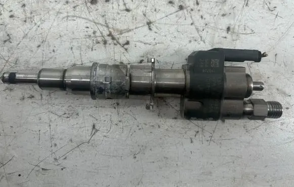 BMW 1 E81 E87 Fuel injector 758904809
