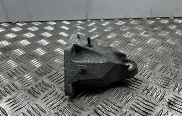 Engine mounting bracket