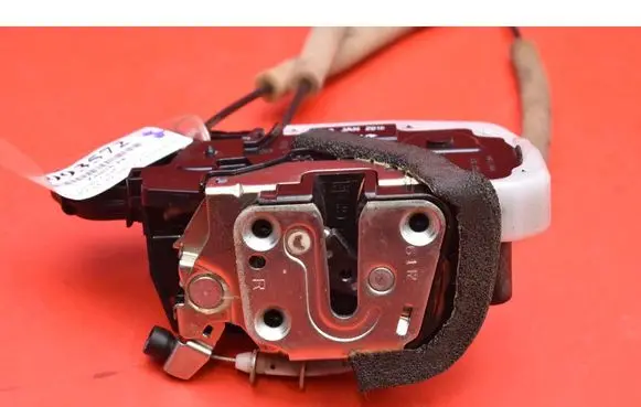 Nissan Leaf I (ZE0) Front door lock T80-11510