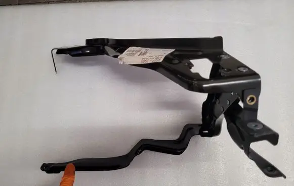 Mercedes-Benz C W204 Headlight/headlamp mounting bracket A2046201091