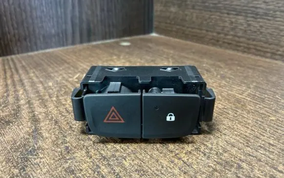 Opel Vivaro Alarm switch E3160601