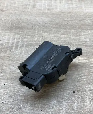 Volkswagen Touran I Air flap motor/actuator 1K1907511G 0132801338