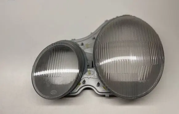Mercedes-Benz E W210 Headlight lense 2108200366 A2108200366 9AH14423103