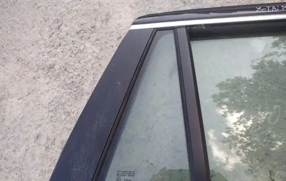 Rear vent window glass
