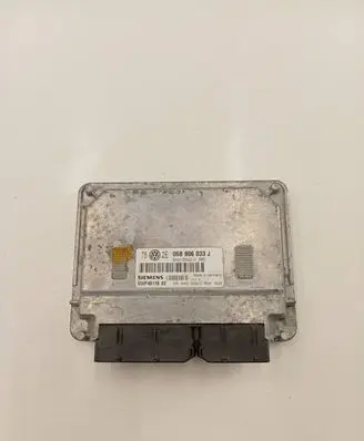 Volkswagen PASSAT B5.5 Engine control unit/module 06B906033J 5WP4011602