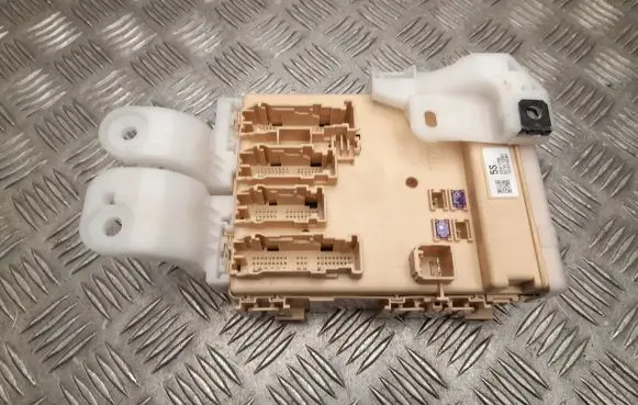 Toyota Auris E180 Fuse box set 8273012X81