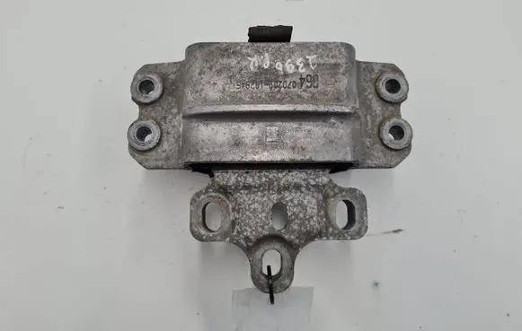 Volkswagen PASSAT B6 Engine mount bracket 3C0199555