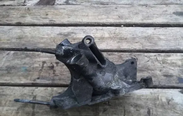 Toyota Avensis T270 Engine mounting bracket 8512444