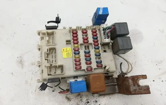 Nissan Primera Fuse module 24350AV700