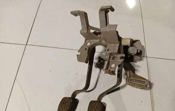 Audi 80 90 B3 Brake pedal 893721115A