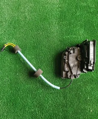 BMW 2 F46 Rear door lock 7281939