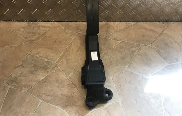 Mercedes-Benz ML W164 Accelerator throttle pedal A1643000004