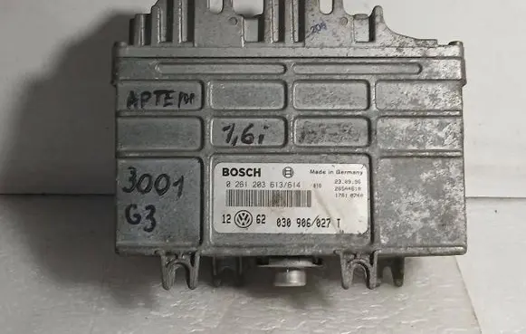 Volkswagen Golf III Engine control unit/module 0261203613 26SA4610 030906027T