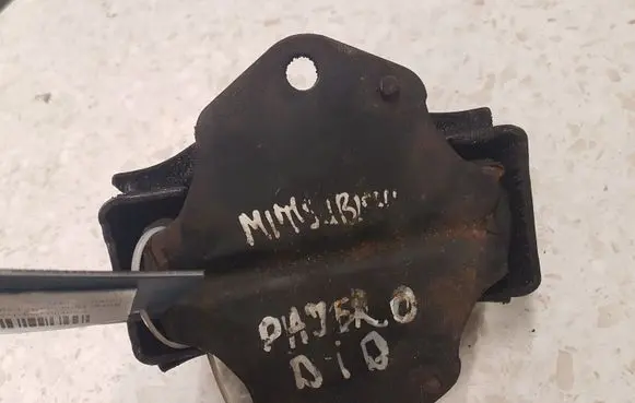 Mitsubishi Pajero Engine mount bracket