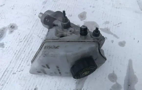 Mazda 3 I Master brake cylinder 0204024948
